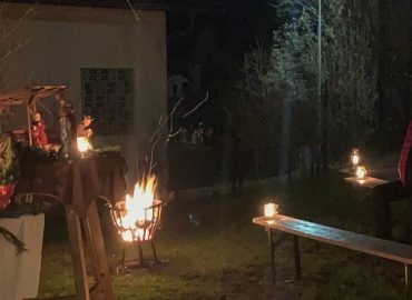 Pfarrer Kreuz predigt im Freien zur Christnacht