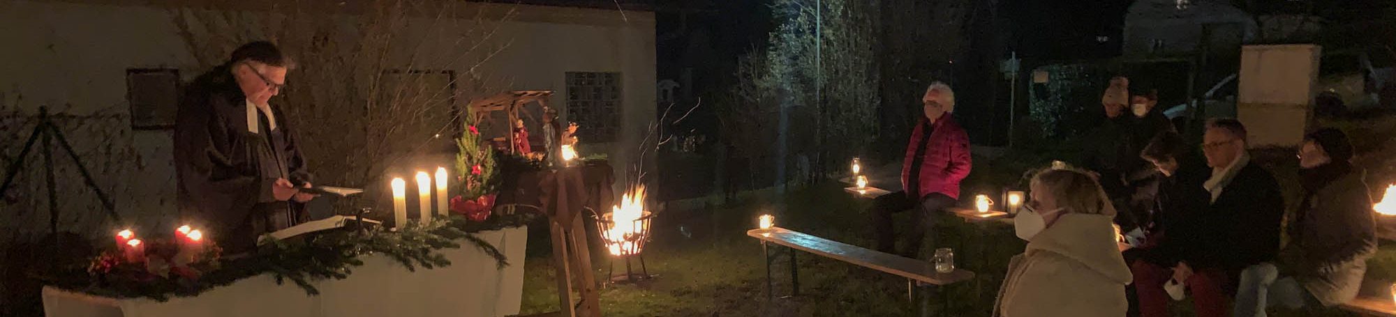 Pfarrer Kreuz predigt im Freien zur Christnacht