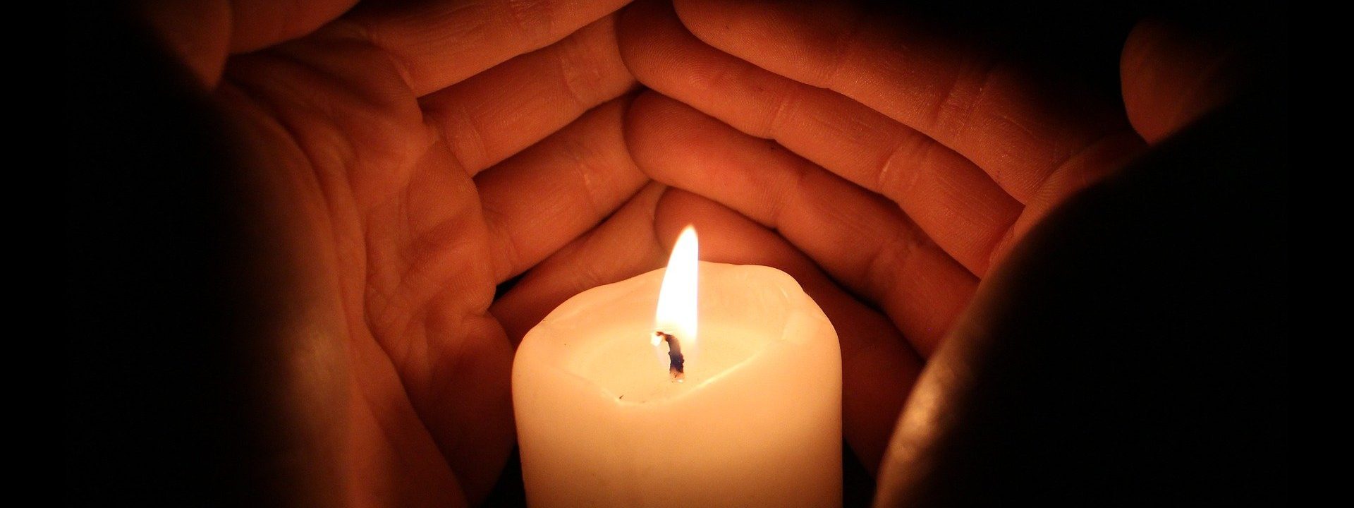 Weihnachtskerze in der Hand