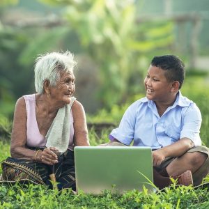 Großmutter und Sohn vor Notebook