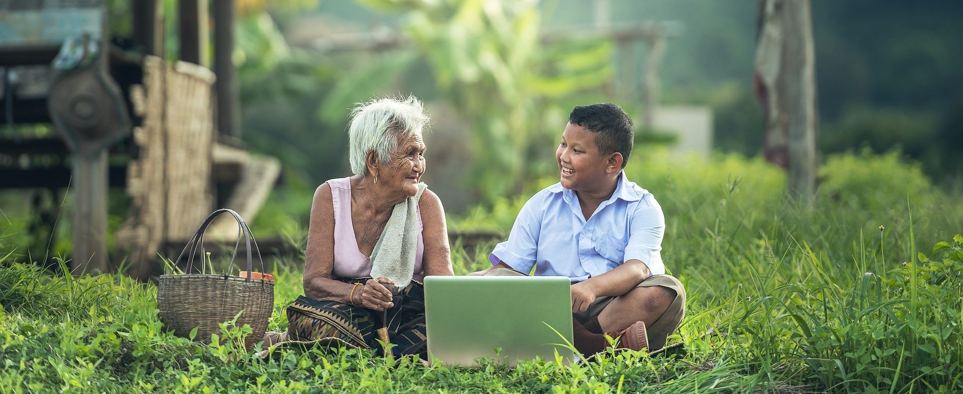 Großmutter und Sohn vor Notebook